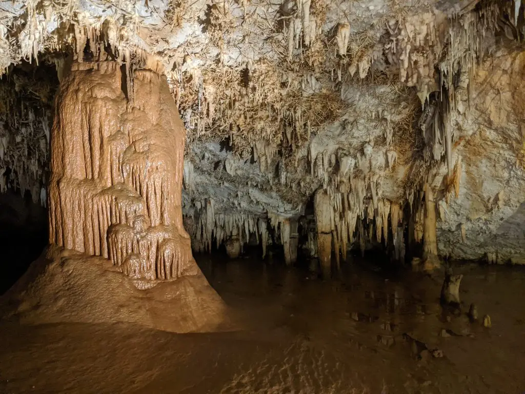 Pozalagua zutabea eta estalaktitak