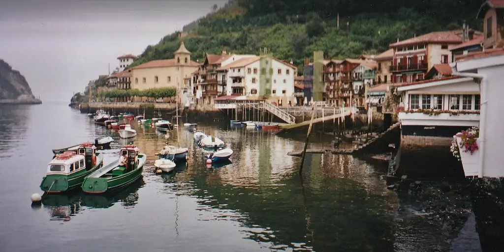 Le village et les pentes du Jaizkibel, Pasai Donibane, Pasaia, Guipuscoa, Pays Basque, espagne.