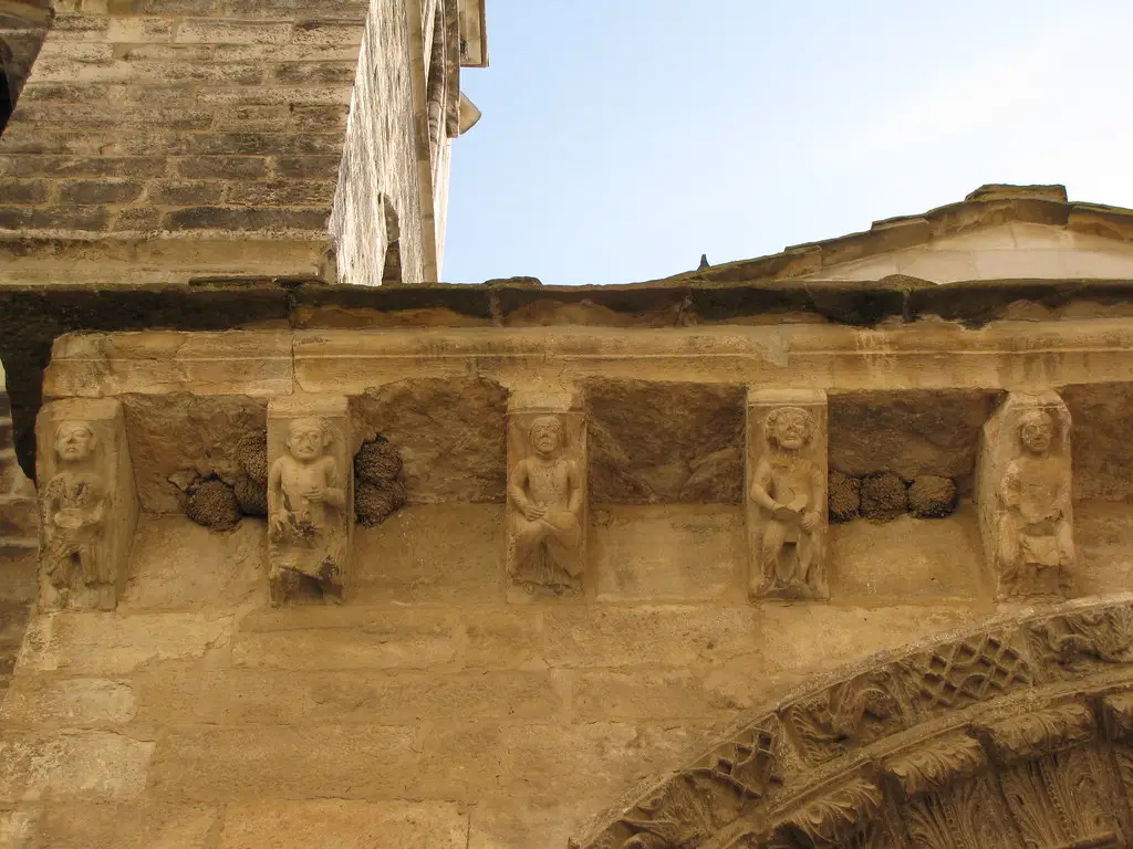 Iglesia de Santa María Magdalena - Canecillos en el alero de la portada 2