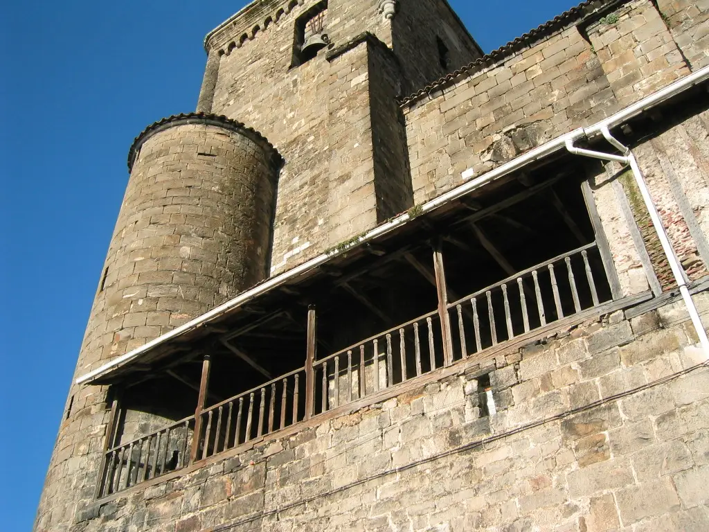 Isaba Iglesia y balcon
