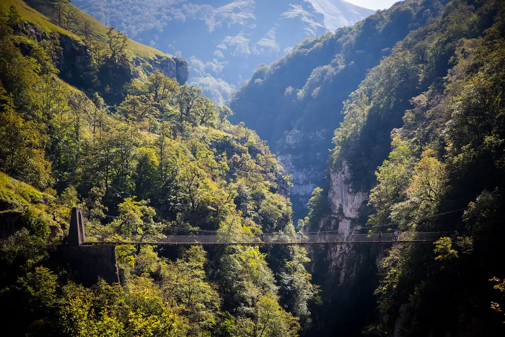 UN PASEO POR EL PRECIPICIO