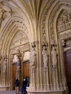 File:Vitoria - Catedral Vieja, portico 21.JPG