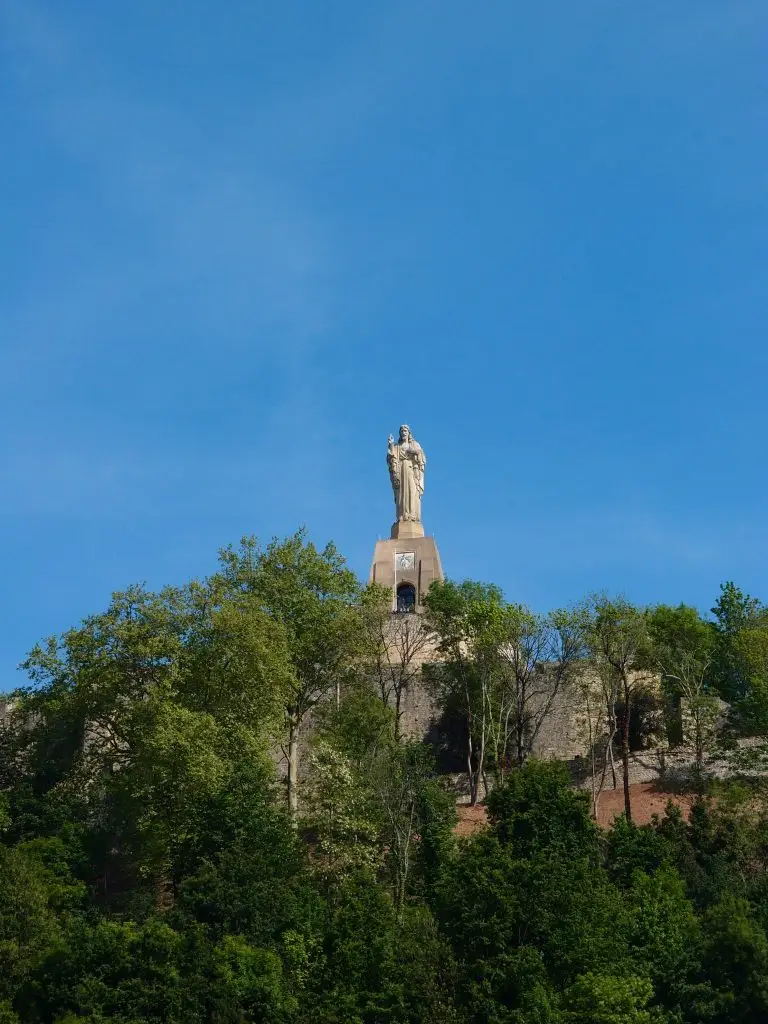 File:Mont Urgull Jesus Statue 2014.JPG