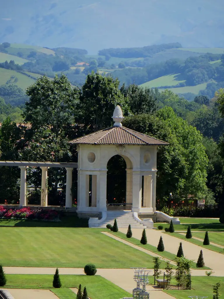 Jardins à la française, Villa Arnaga (1903-1906), Cambo-les-Bains, Labourd, Pays basque, Pyrénées Atlantiques, Aquitaine, France.