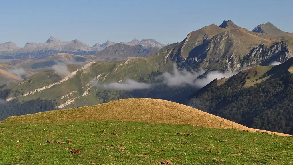Grand paysage des Pyrénées béarnaises, port de Larrau (1573 m), Soule Pays basque, Pyrénéees-Atlantiques, Nouvelle-Aquitaine, France.