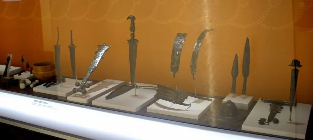 File:Vitoria - Bibat (armas de la Edad del Hierro, necropolis de La Hoya).jpg