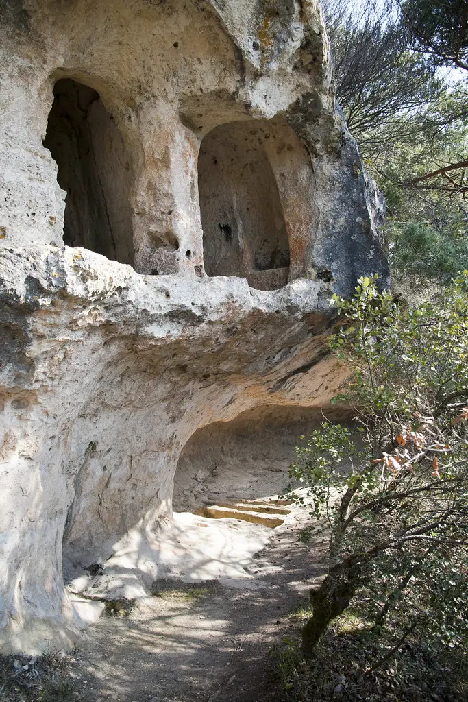 ARRIBA APOSENTOS, ABAJO TUMBAS