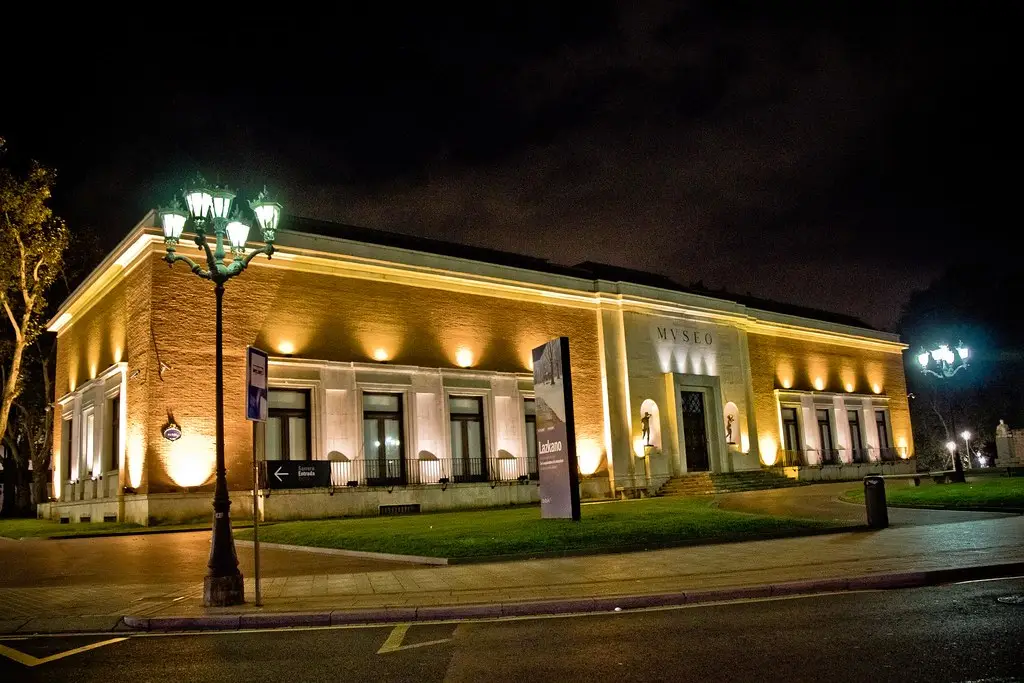 Museo de Bellas Artes de Bilbao, desde la ventanilla del coche parado ante el semáforo...