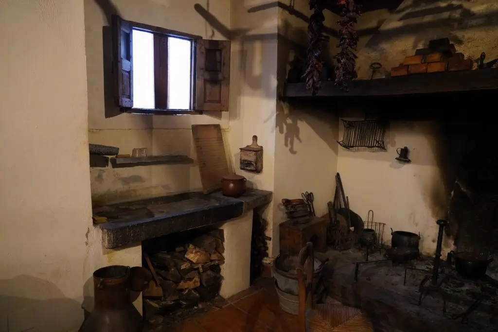 ARTZINIEGA MUSEOA-Rincón de la cocina del caserío-Baserriko sukaldeko txokoa