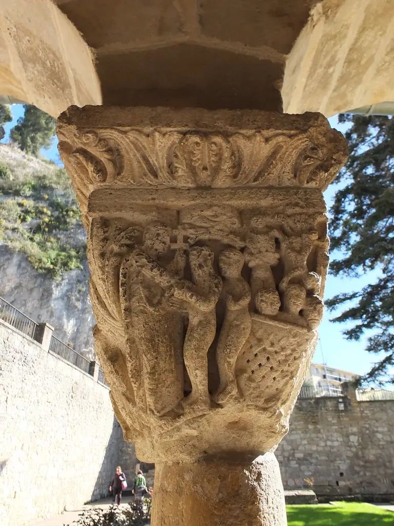 Iglesia de San Pedro de la Rúa - Capitel en el claustro 9