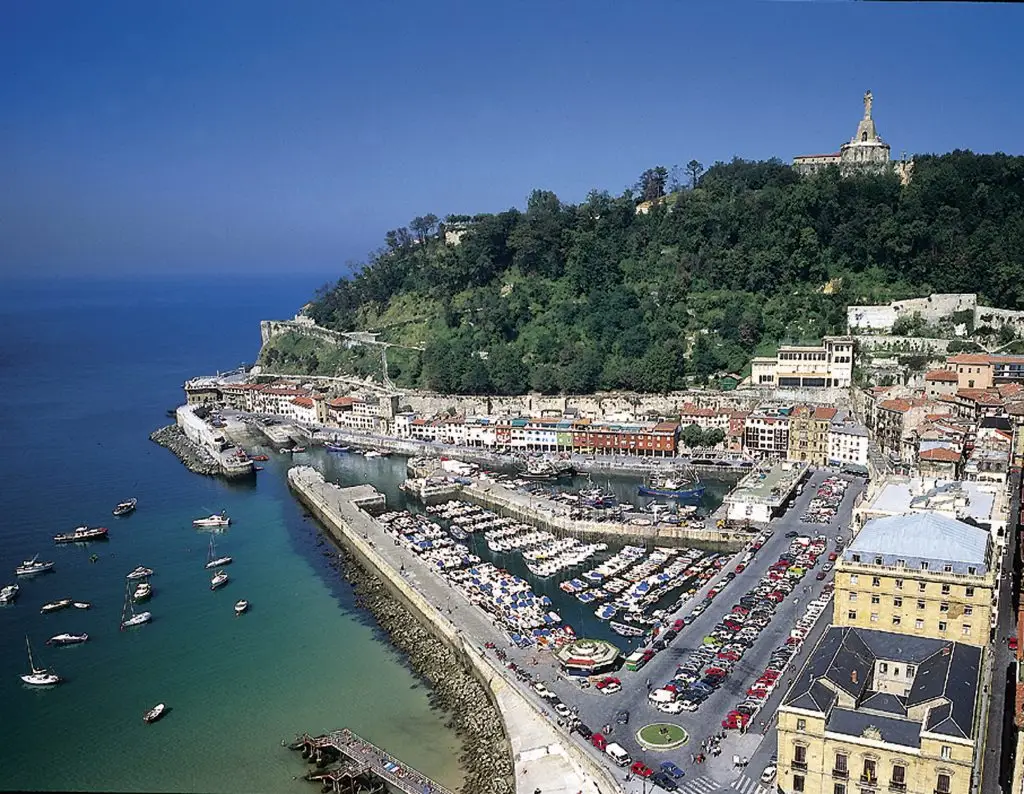 File:Donostiako portua eta Urgull mendia, Euskal Herria.jpg