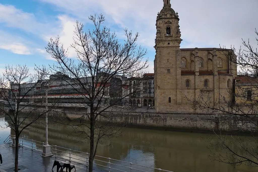File:Ría del Nervión, Mercado de la Ribera e Iglesia de San Antón.jpg