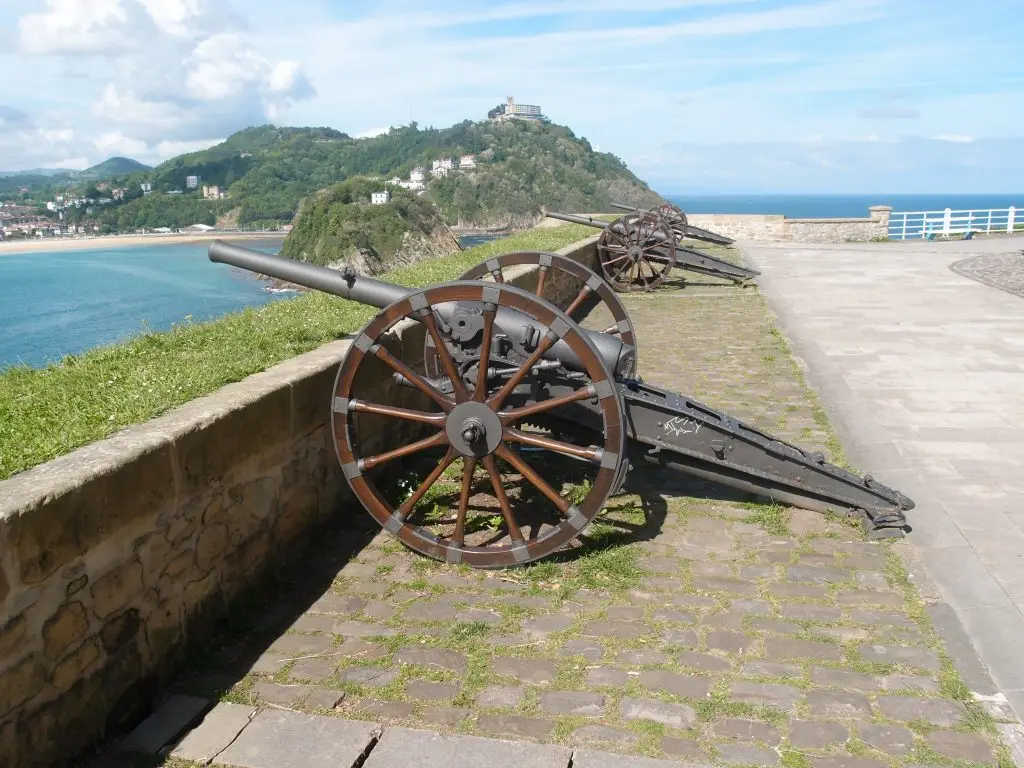 File:Donostia Urgull Geschütze 2014.JPG