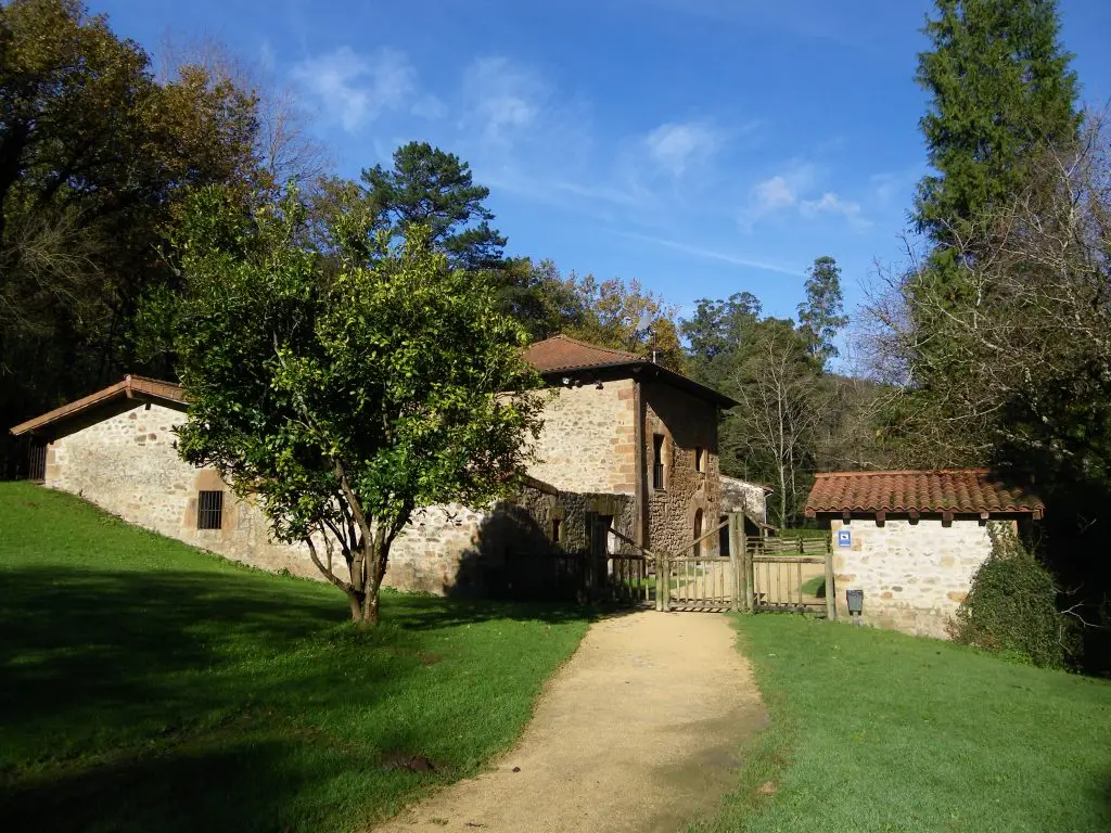 File:Pobaleko burdinola, Barbadun ibaiaren bazterrean.jpeg