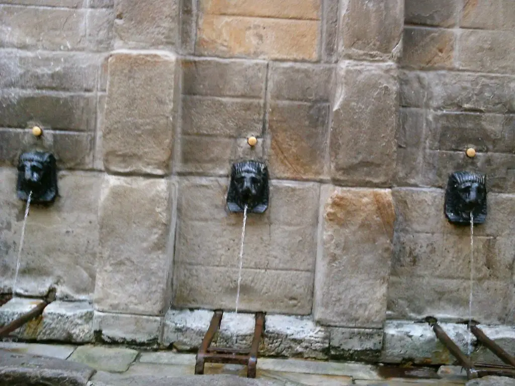 File:Bilboko Zazpi kaleak Txakur iturria.jpg