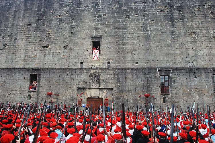 File:CastilloCarlosVHondarribia.jpg