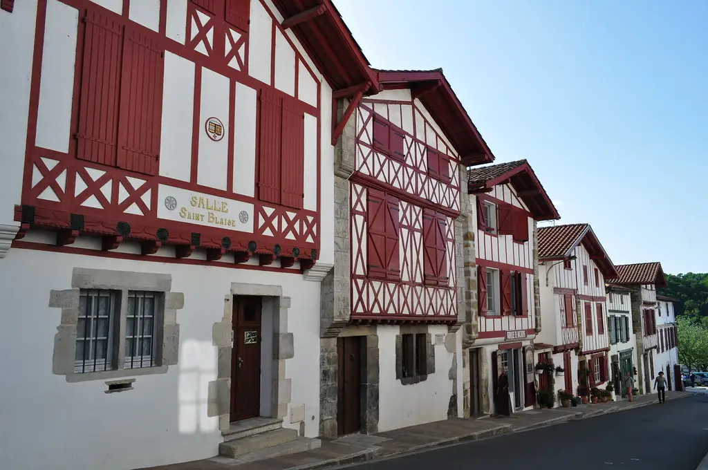 Maisons de style labourdin, La Bastide-Clairence, Basse-Navarre, Pays Basque, Pyrénées-Atlantiques, Aquitaine, France.