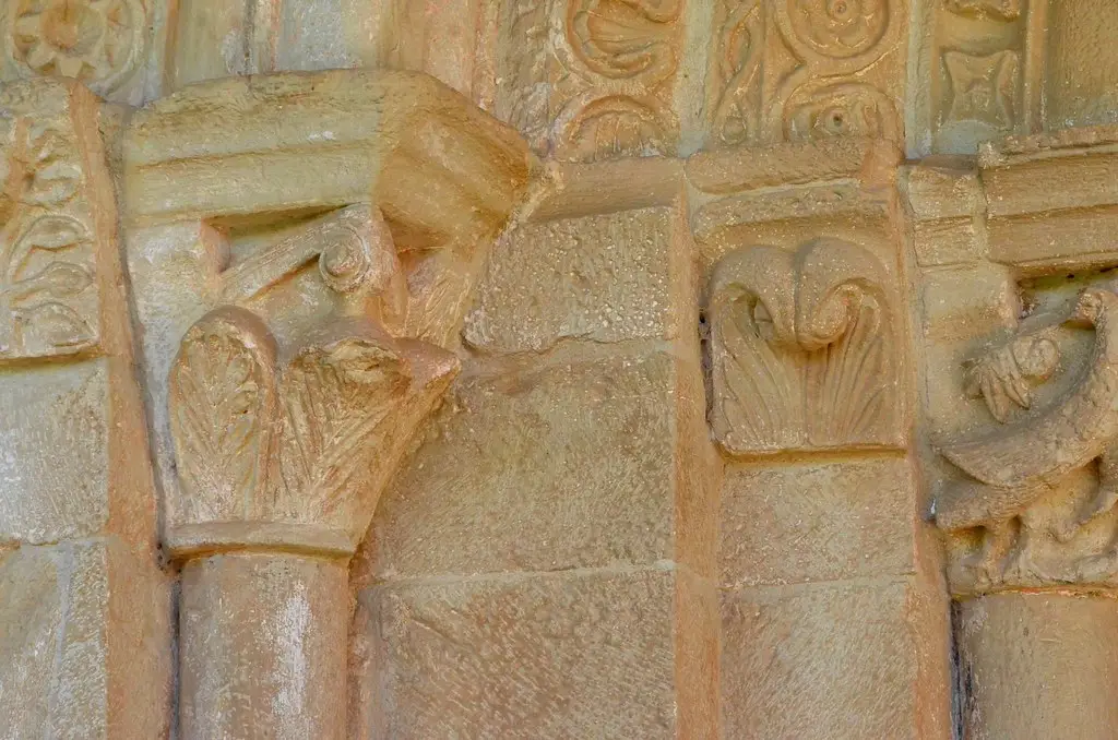 Azuelo (Navarre), monastère de San Jorge - sculpture romane - 05