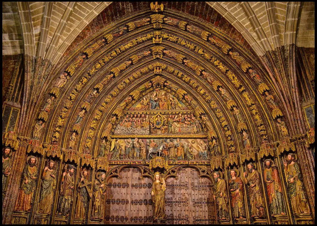 Portada Santa María de los Reyes