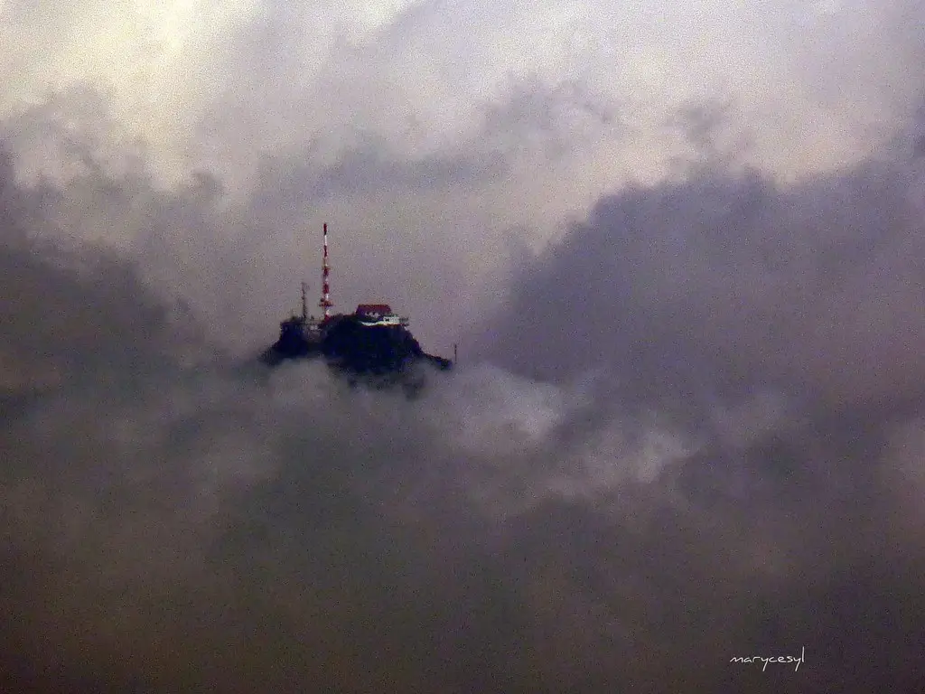 la rhune dans les nuages