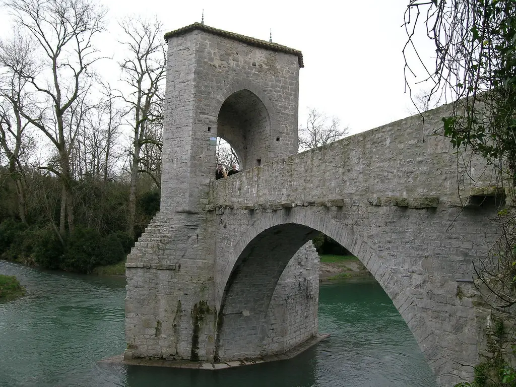 Sauveterre de Béarn: le pont de légende.