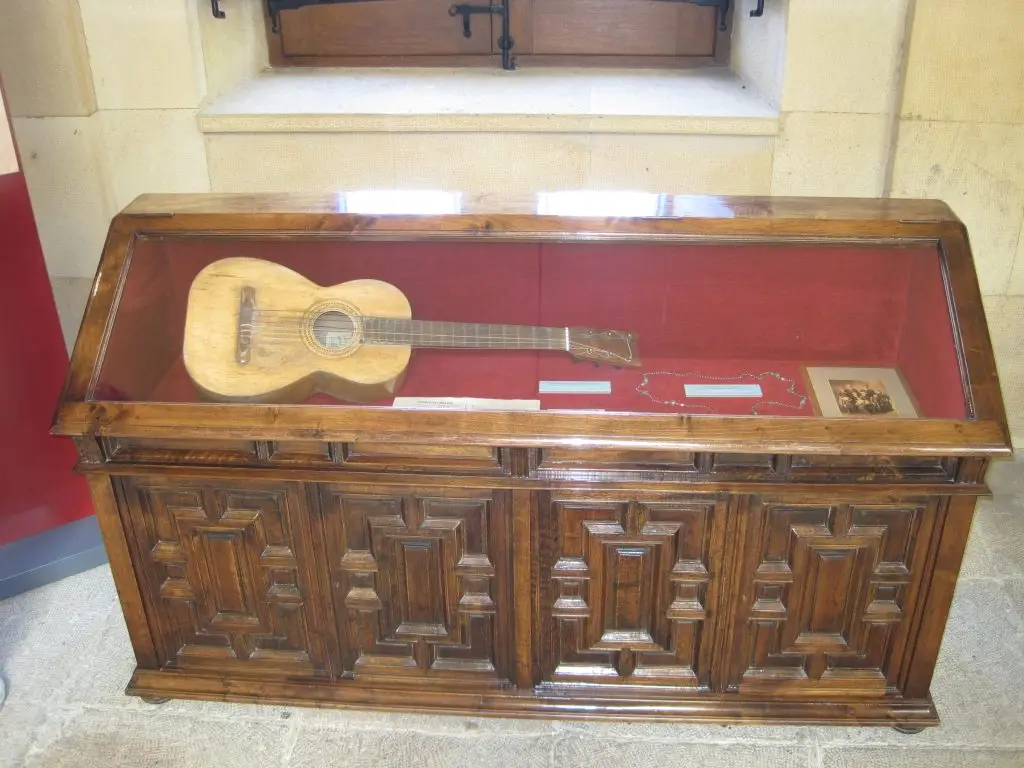 Guitarra de J.M. Iparragirre, compositor de 'Gernikako Arbola'. Sala de la Vidriera. Casa de Juntas de Gernika-Gernikako Batzarretxea. Gernika-Lumo, Vizcaya-Bizkaia.