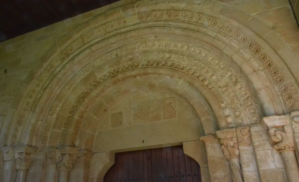 Azuelo (Navarre), monastère de San Jorge - sculpture romane - 01