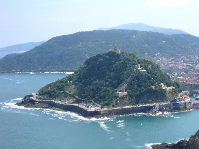 File:Monte Urgullmendia y Castillo de la Mota-Motako gaztelua. San Sebastian-Donostia, Guipuzcoa-Gipuzkoa..JPG