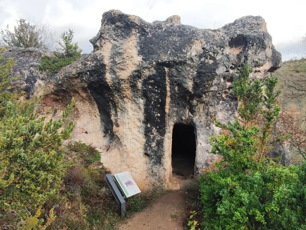 Cueva de La Dotora - Las Gobas de Laño y Santorkaria