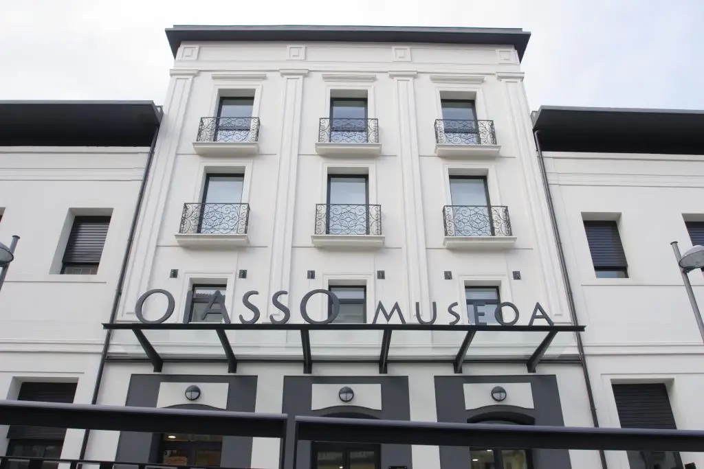 File:Fachada Museo Oiasso.jpg