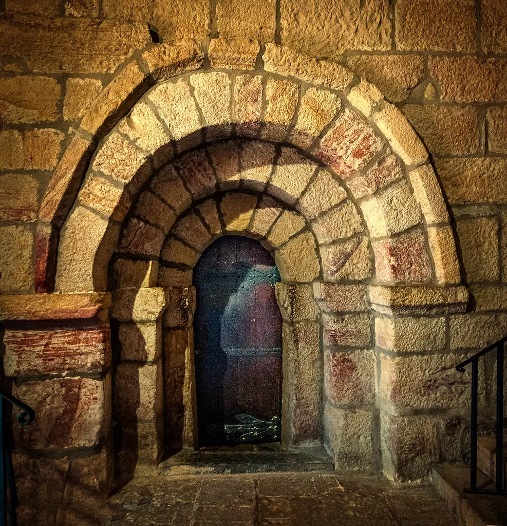 Portada de la cripta del Monasterio de Leyre