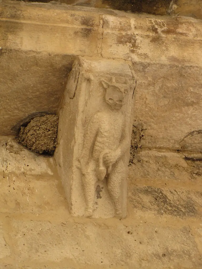Iglesia de Santa María Magdalena - Canecillo en el alero de la portada