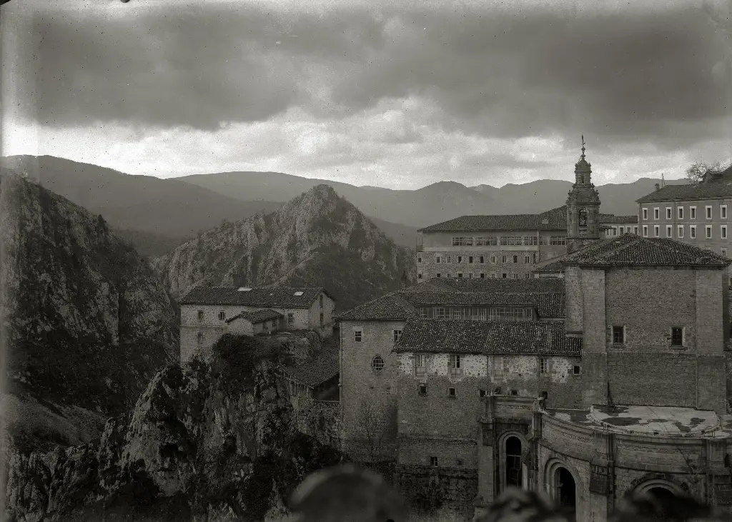 Vista general del santuario de Arantzazu en Oñati (1 de 2) - Fondo Marín-Kutxa Fototeka
