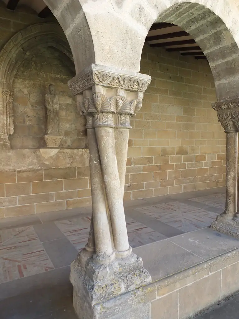 Iglesia de San Pedro de la Rúa - Columnas en el claustro