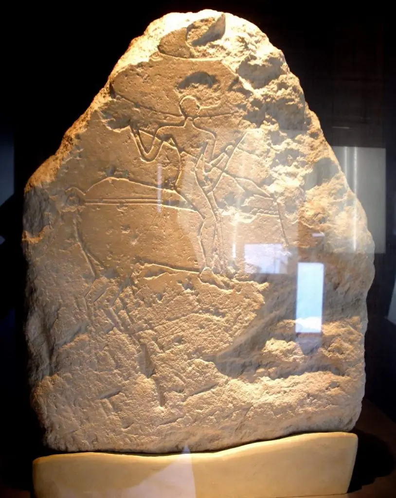 File:Vitoria - Bibat (Estela del Jinete, Iruña-Veleia, siglos II-I a.C.).jpg