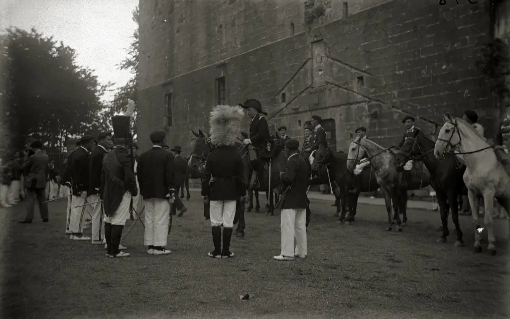 File:Celebración del alarde de Hondarribia con motivo de la celebración de sus fiestas patronales (11 de 12) - Fondo Marín-Kutxa Fototeka.jpg