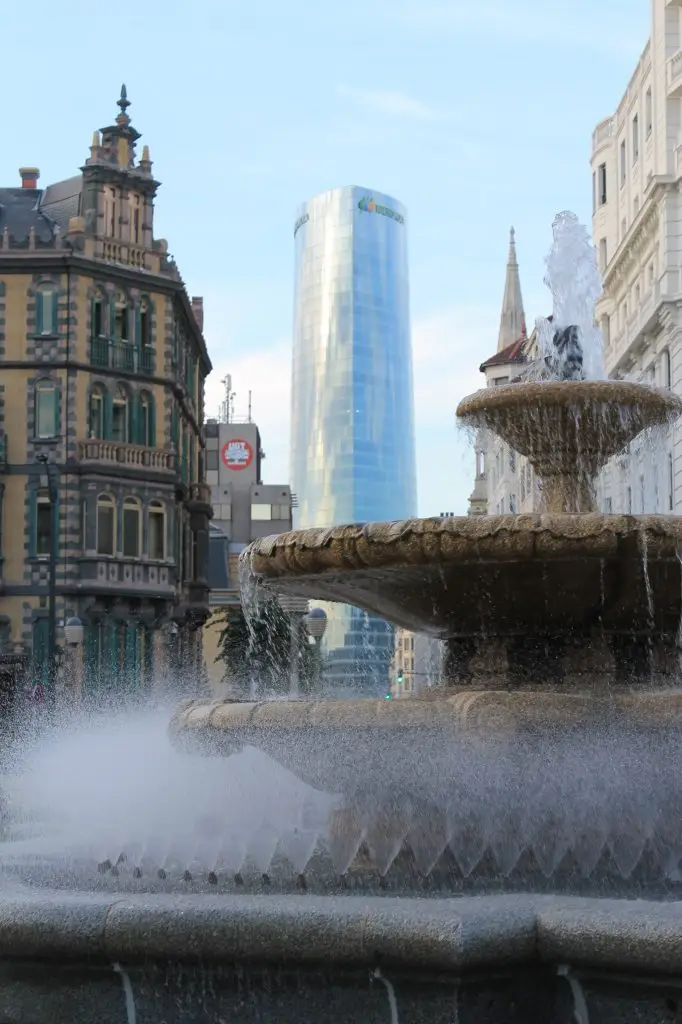File:Torre Iberdrola desde moyua.jpg