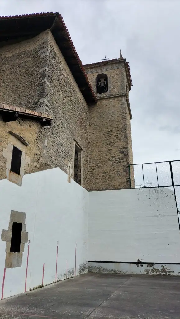 Apodaka (Araba) frontoia eta eliza