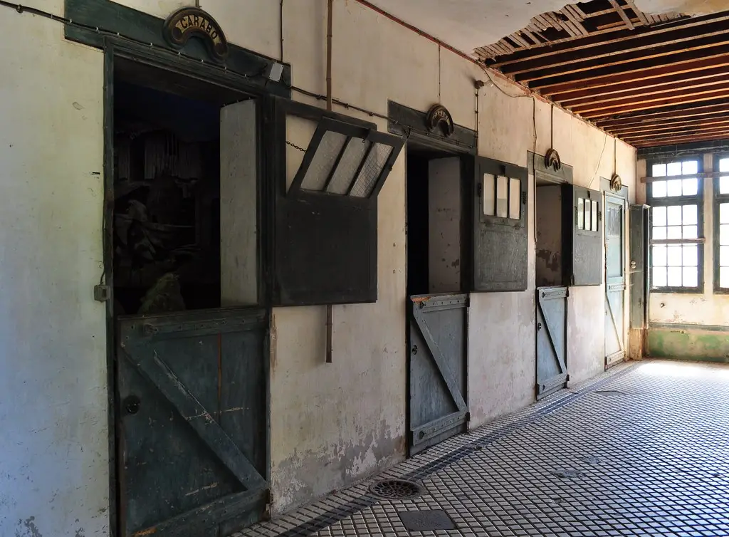 Les écuries, villa Arnaga (1903-1906), Cambo-les-Bains, Labourd, Pays basque, Pyrénées Atlantiques, Aquitaine, France.