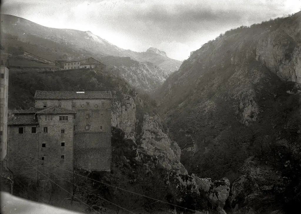 Vista general del santuario de Arantzazu en Oñati (2 de 2) - Fondo Marín-Kutxa Fototeka