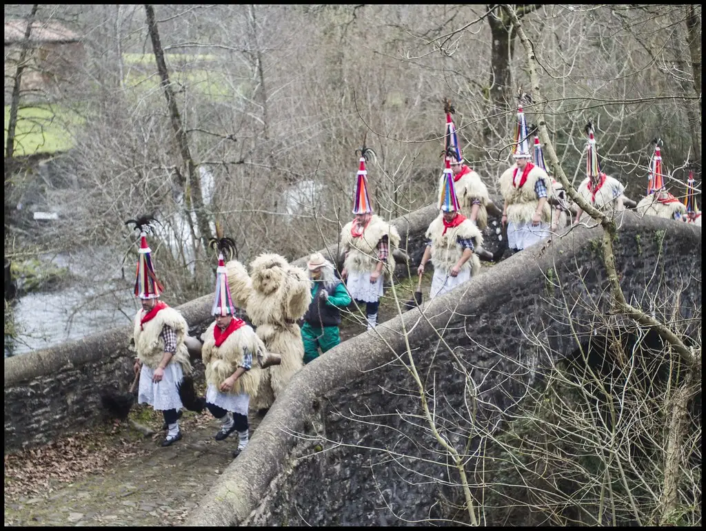 joaldunak Y el puente