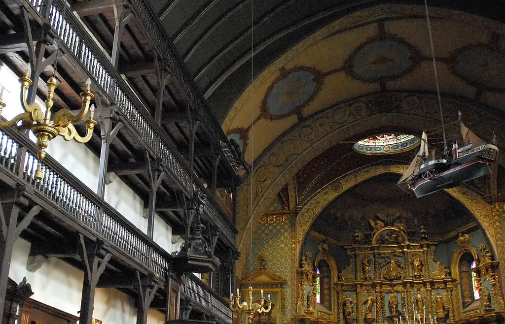 Barcos voladores. Iglesia de Saint-Jean-Baptiste en Saint-Jean-de-Luz (Donibane)