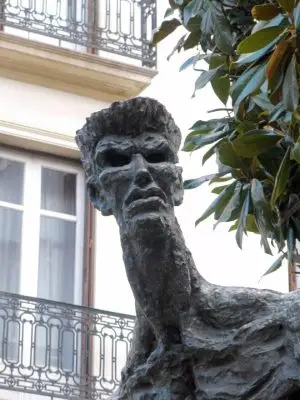 File:Vitoria - Calle Dato, El Caminante 2.jpg