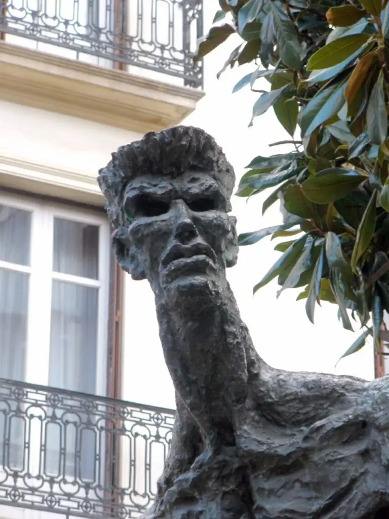 File:Vitoria - Calle Dato, El Caminante 2.jpg