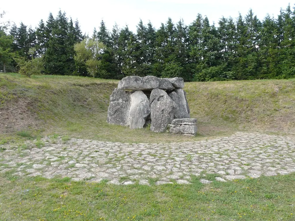 Dolmen de Aizkomendi (1) (Eguilaz, Araba) 3250-2500 BC