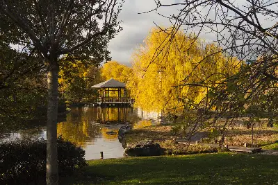 Estanque y quiosco del Parque de Yamaguchi. Pamplona.