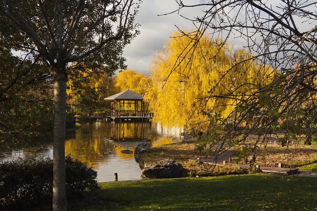 Estanque y quiosco del Parque de Yamaguchi. Pamplona.