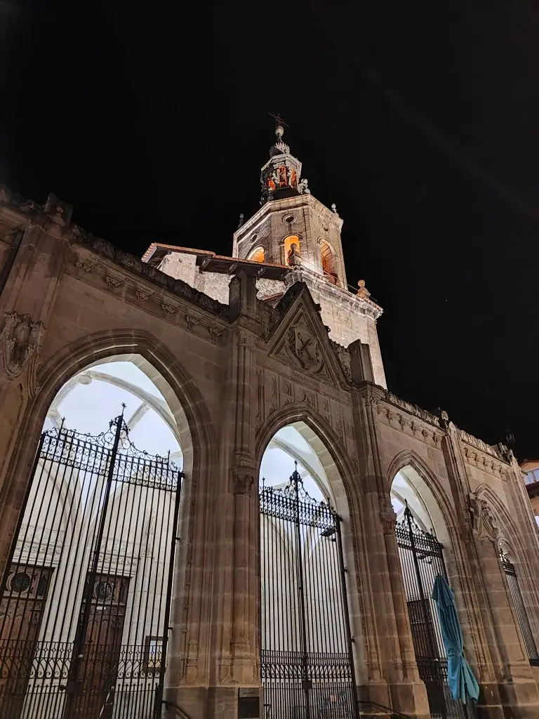 Iglesia de San Pedro Apóstol de noche