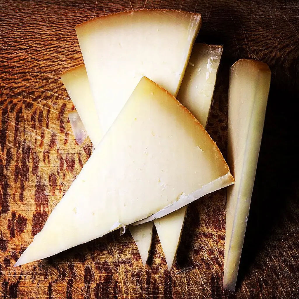 #queso #cheese dedicado a los amantes de este manjar, en esta ocasión nos detenemos en una pieza muy típica del #paisvasco #idiazabal pruébalo seguro que te encantara.. #nosvemosenlosrestaurantes by #simbiosctv #simbiosctv #lana