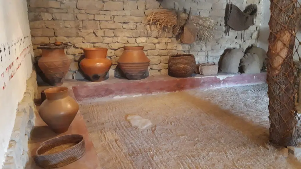 Berreraikitako etxe barruko despentsa